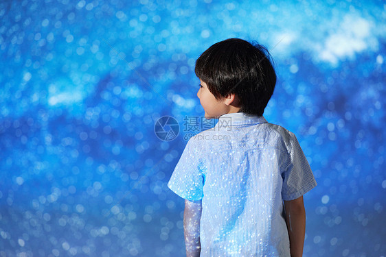 可爱小男孩探索观察宇宙星河图片