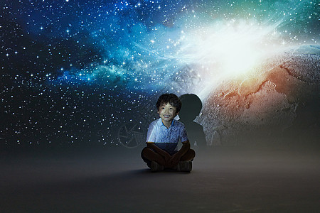 小男孩探索观察宇宙星河图片