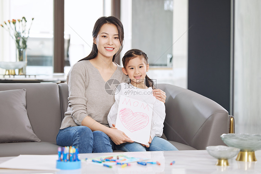 女儿在客厅给母亲送礼物图片