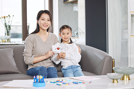 送礼送健康女儿在客厅给母亲礼送画背景