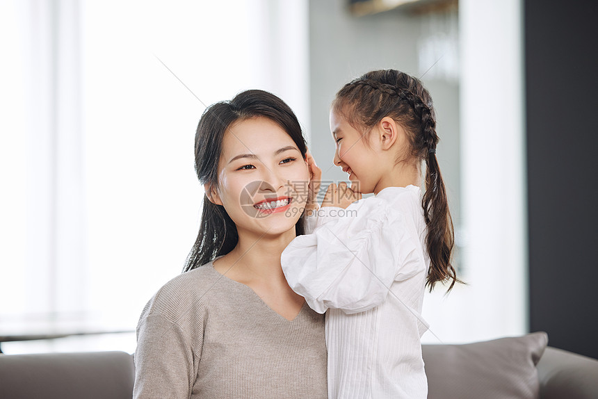 母女二人在客厅聊天图片