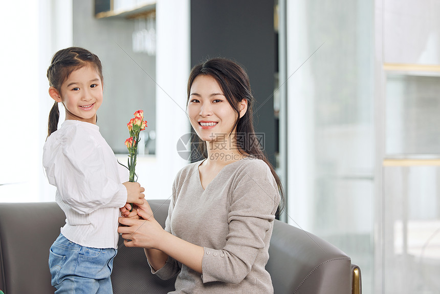 女儿给母亲送鲜花图片