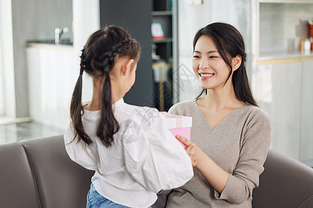 女儿在客厅给母亲礼物图片