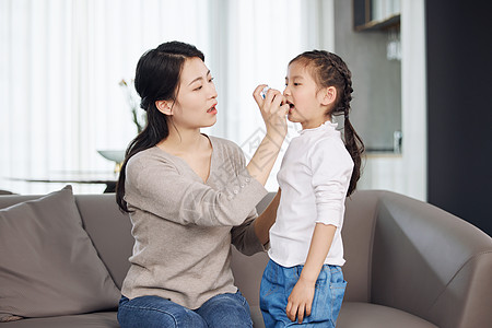 母亲给女儿使用哮喘喷雾图片