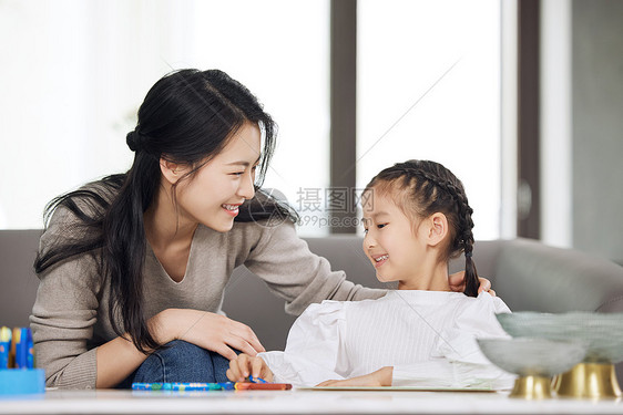 妈妈陪女儿在客厅玩耍图片