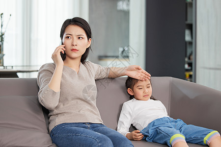 母亲担心发烧的女儿图片