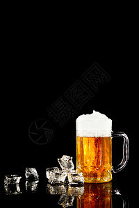 桌面上放着的精酿啤酒图片