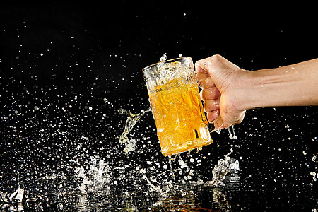 冰镇饮料组合手拿起放在桌面上的冰镇啤酒背景