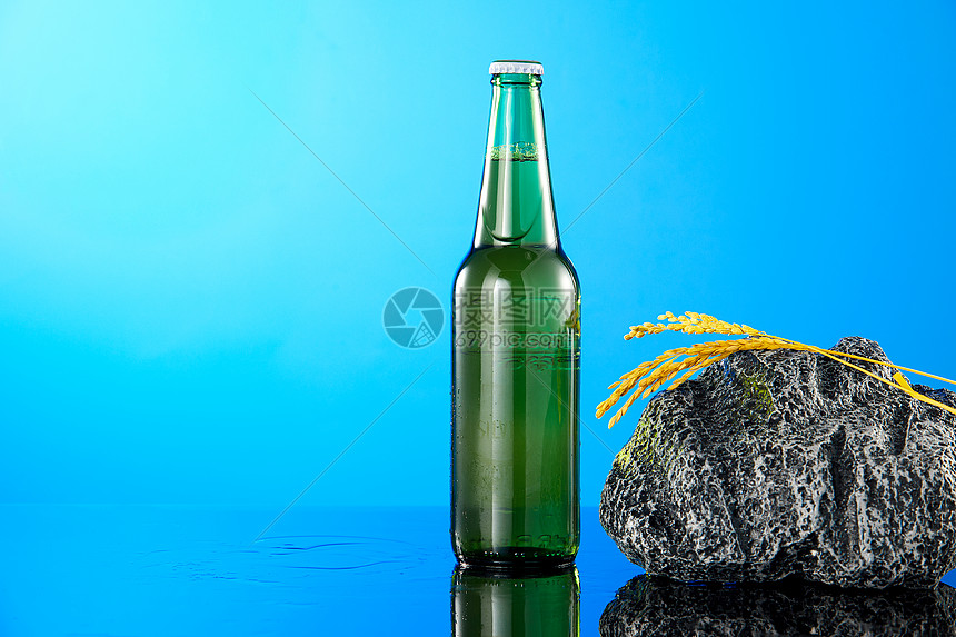 蓝色背景下的清凉啤酒图片