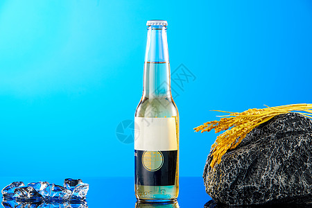 蓝色背景下的清凉感十足的啤酒饮品图片