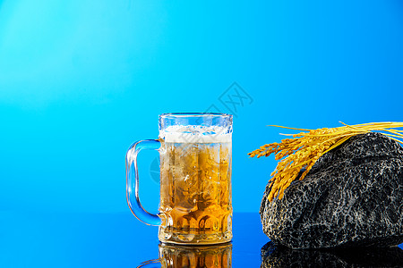 气泡袋蓝色背景下的清凉感十足的啤酒饮品背景