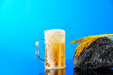 一杯啤酒夏日清凉感十足的冰啤酒背景