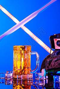 霓虹灯光下的夏日冰饮啤酒图片