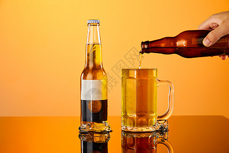 彩色背景前的夏日冰啤酒饮品图片