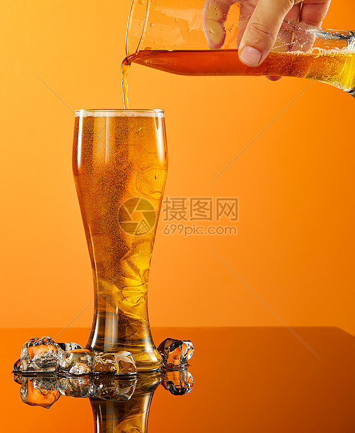 橙色背景前的夏日啤酒饮品图片