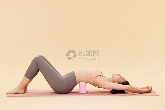 做瑜伽锻炼的青年女性图片