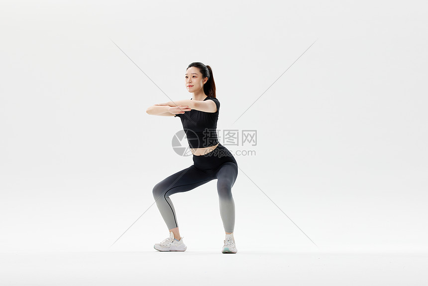 在做热身运动的健身女性图片
