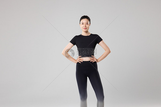 健身运动女性展示优美身材曲线图片