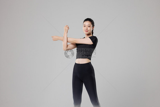 运动女性瑜伽锻炼热身运动图片