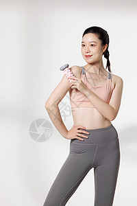健身后使用器材放松肌肉的女性图片