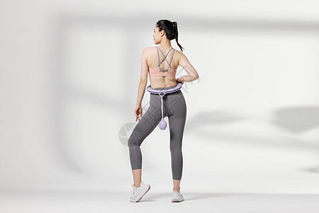 运动女性使用便携呼啦圈瘦身器材图片