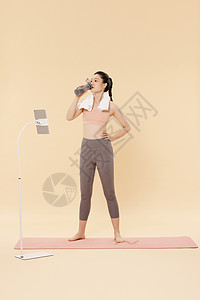 进行直播锻炼教学的女性休息喝水图片