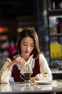 咖啡馆内享受下午茶的青年女人图片