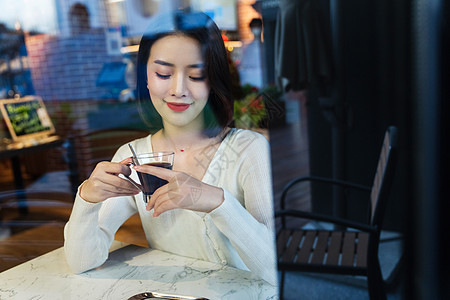 喝咖啡的青年女人图片