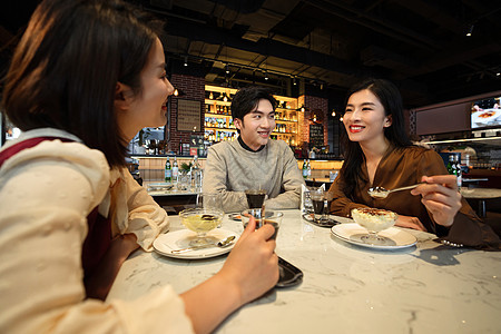 餐吧内聊天的年轻朋友图片