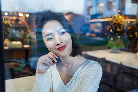 优雅的年轻女人看向窗外图片