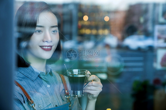 女侍者品尝自己做的咖啡图片