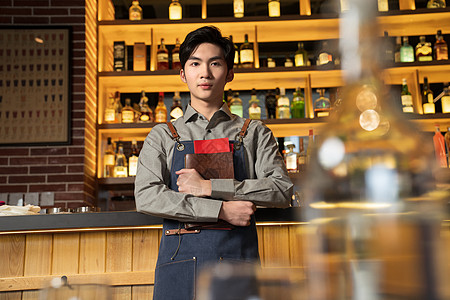 抱着菜单的餐吧男服务员图片