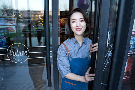 站在咖啡店门口的女服务员图片