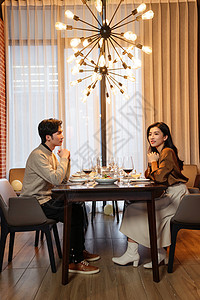 青年伴侣在餐厅用餐高清图片