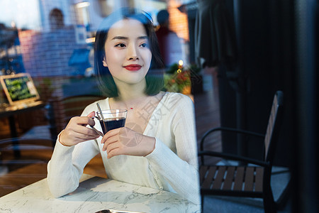 音乐餐吧喝咖啡的青年女人背景