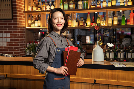 拿着菜单的餐吧女服务员图片