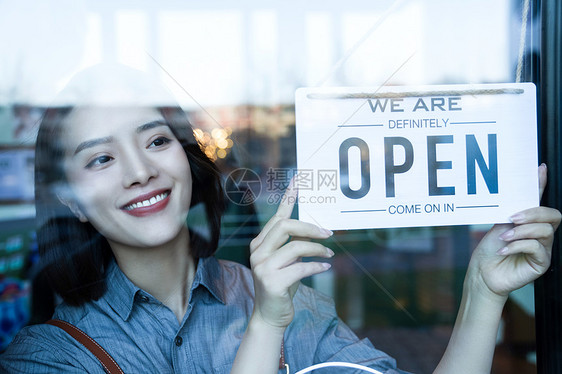 咖啡店的女服务员挂营业标志图片