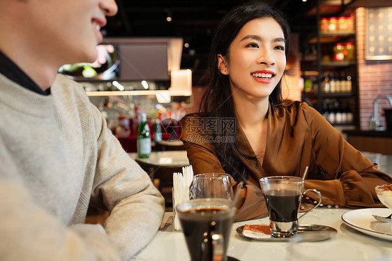 餐吧内聊天的年轻朋友图片