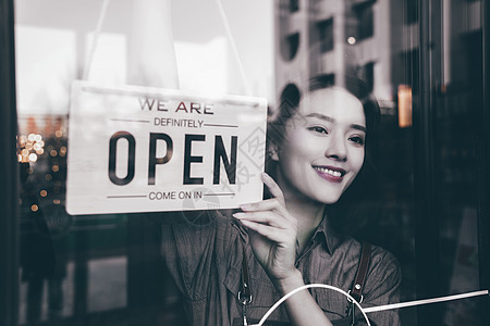 咖啡店的女服务员挂营业标志图片