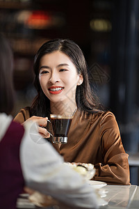 年轻闺蜜在咖啡馆喝咖啡图片