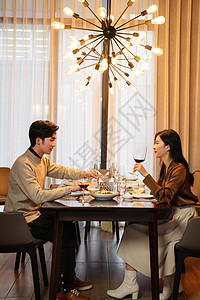 青年伴侣在餐厅用餐图片