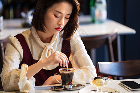 高雅餐厅咖啡馆内享受下午茶的青年女人背景