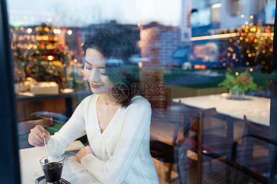 喝咖啡的青年女人图片