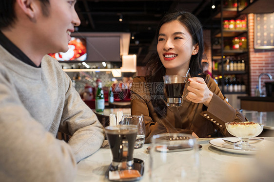 餐吧内聊天的年轻朋友图片