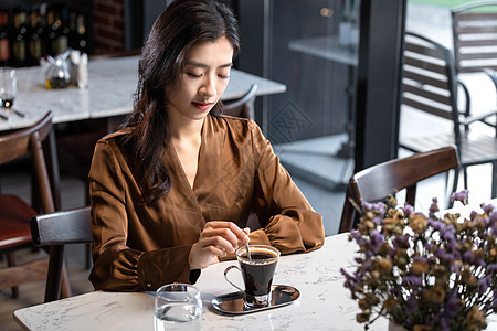 漂亮的青年女人喝咖啡图片