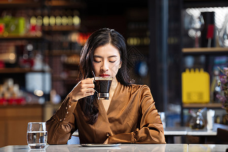 漂亮的青年女人喝咖啡图片