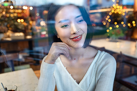 音乐餐吧优雅的年轻女人看向窗外背景