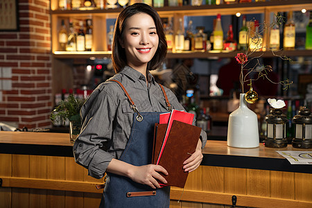 拿着菜单的餐吧女服务员图片