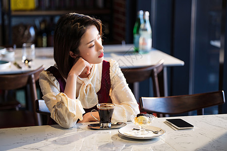 咖啡馆内享受下午茶的青年女人图片