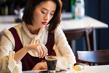 咖啡馆内享受下午茶的青年女人图片